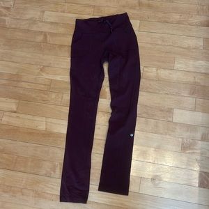 Lululemon fold over straight leg pant, Lyon, size 8, maroon color, Lyon
